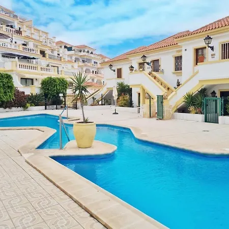 Stylish Design W Ocean & Pool View, King Size Bed, Wifi,2 Smart Tv, Street Parking, 2 Pools Access Appartamento