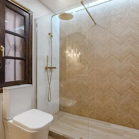 Stylish Design W Ocean & Pool View, King Size Bed, Wifi,2 Smart Tv, Street Parking, 2 Pools Access Appartamento