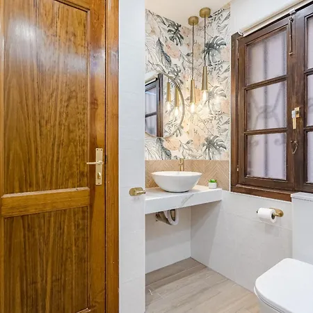 Stylish Design W Ocean & Pool View, King Size Bed, Wifi,2 Smart Tv, Street Parking, 2 Pools Access Appartamento