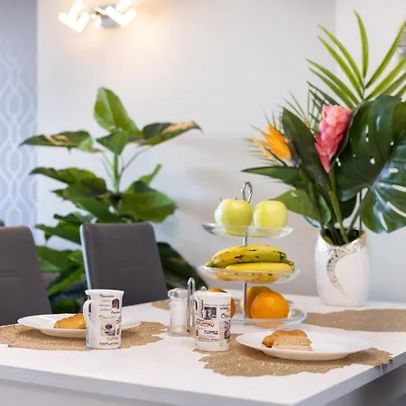 Stylish Design With Ocean, Pool View, King Size Bed, Wifi, Smart Tv, Free Parking 2 Pools Access Apartament