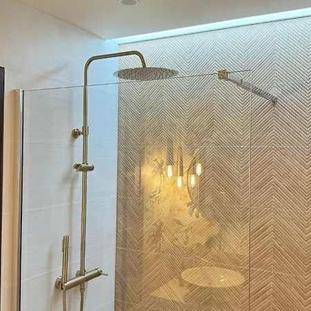 Stylish Design W Ocean & Pool View, King Size Bed, Wifi,2 Smart Tv, Street Parking, 2 Pools Access *