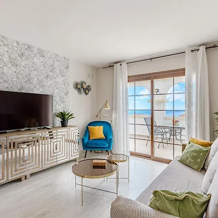 Stylish Design W Ocean & Pool View, King Size Bed, Wifi,2 Smart Tv, Street Parking, 2 Pools Access Apartman *