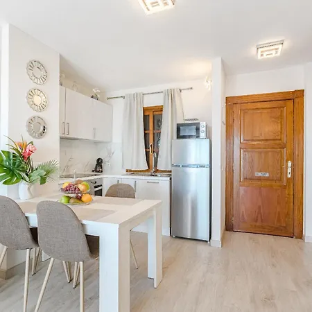 Apartman Stylish Design W Ocean & Pool View, King Size Bed, Wifi,2 Smart Tv, Street Parking, 2 Pools Access *