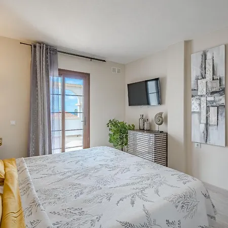 Apartman Stylish Design W Ocean & Pool View, King Size Bed, Wifi,2 Smart Tv, Street Parking, 2 Pools Access *