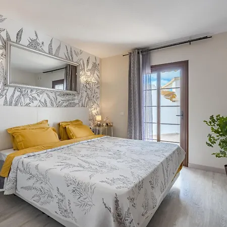 Stylish Design W Ocean & Pool View, King Size Bed, Wifi,2 Smart Tv, Street Parking, 2 Pools Access Apartman Costa Adeje (Tenerife)